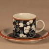 Arabia Taika kahvikuppi ja lautaset (2), sininen, ruskea, suunnittelija Inkeri Seppälä, sininen, ruskea, marja, mustikka kuva 2