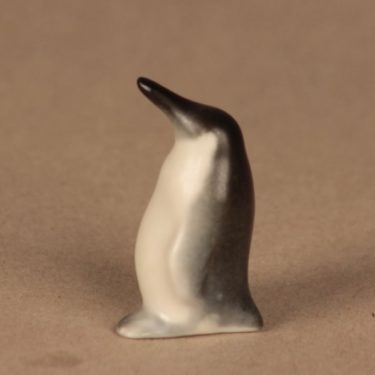 Arabia figuuri, pingviini, suunnittelija Raili Eerola, pingviini, käsinmaalattu