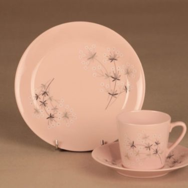 Arabia Lumikukka kahvikuppi ja lautaset(2), vaaleanpunainen, suunnittelija Raija Uosikkinen,