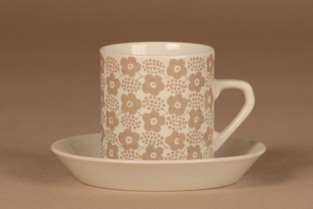 Arabia Rypäle mokkakuppi, harmaa, suunnittelija Raija Uosikkinen, serikuva, kukka