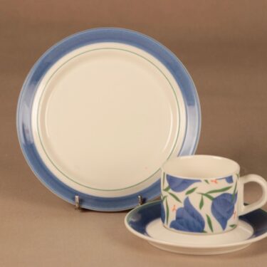 Arabia Balladi kahvikuppi ja lautaset(2), sininen, vihreä, suunnittelija Heikki Orvola, kukka