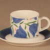 Arabia Balladi kahvikuppi ja lautaset(2), sininen, vihreä, suunnittelija Heikki Orvola, kukka kuva 2