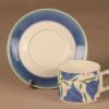 Arabia Balladi kahvikuppi ja lautaset(2), sininen, vihreä, suunnittelija Heikki Orvola, kukka kuva 3