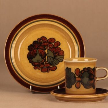 Arabia Otso kahvikuppi ja lautaset(2), ruskea, suunnittelija Raija Uosikkinen,