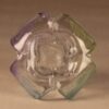 Riihimäen lasi Kukkainen taide-esine, kirkas, vihreä, vaaleanpunainen, suunnittelija Helena Tynell,  kuva 3