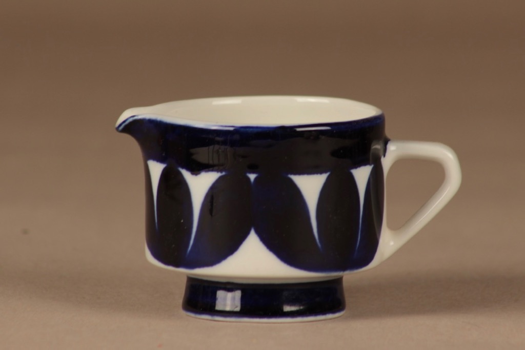 Arabia Sotka kermakko, käsinmaalattu, suunnittelija Raija Uosikkinen, käsinmaalattu