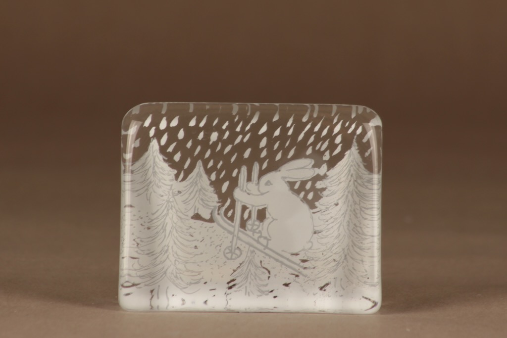 Iittala HLS lasikortti, Pupu hiihtää, suunnittelija Heljä Liukko-Sundström, Pupu hiihtää, jänis, pupu