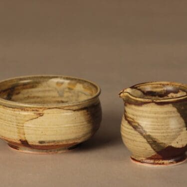 Arabia sokerikko ja kermakko, signeerattu, suunnittelija Anja Jaatinen-Winquist, signeerattu, Signeerattu AIJ ARABIA