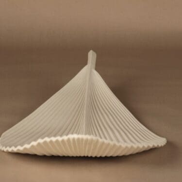 Arabia Lehti taide-esine, Pro Arte, suunnittelija Inkeri Leivo, Pro Arte, signeerattu