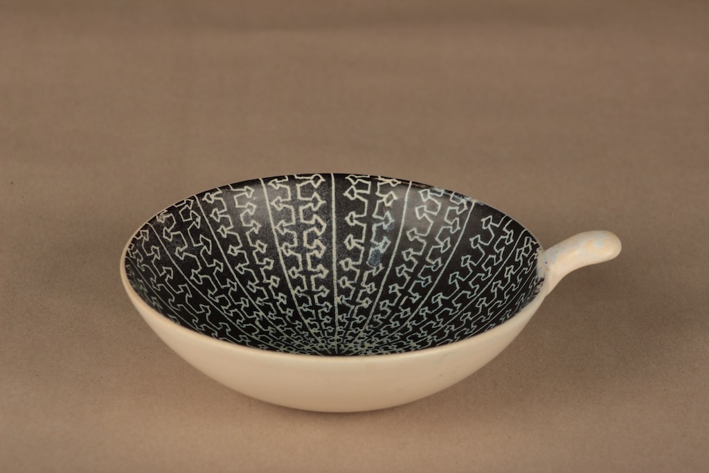 Kupittaan Savi malja, käsinmaalattu, suunnittelija Solveig Björkman, käsinmaalattu, signeerattu