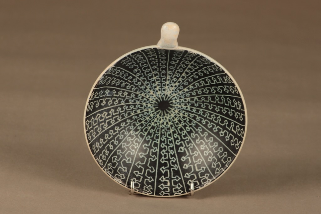 Kupittaan Savi malja, käsinmaalattu, suunnittelija Solveig Björkman, käsinmaalattu, signeerattu kuva 2