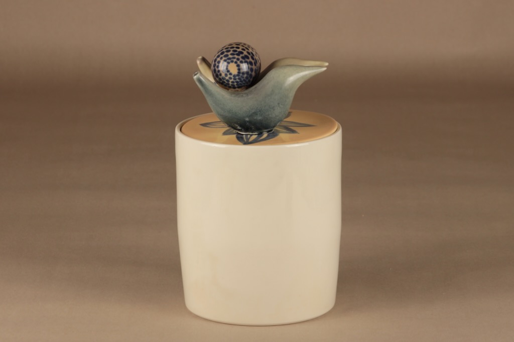 Arabian Taideosastoyhdistys Titityy rasia, kannella, suunnittelija Heini Riitahuhta, kannella, uniikki, signeerattu, käsinmaalattu