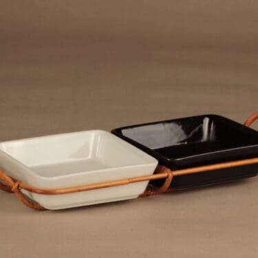 Arabia BA tarjoilukulhot, rottinkitelineessä suunnittelija Kaj Franck