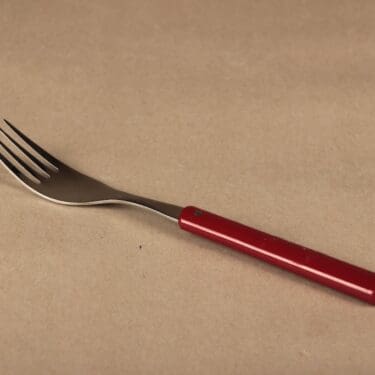 Hackman Hackminna haarukka, tummanpunainen, suunnittelija Ahti Majuri,