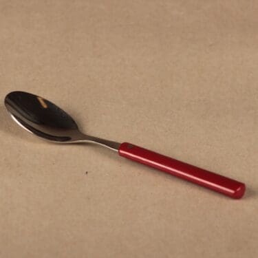 Hackman Hackminna pikkulusikka, tummanpunainen, suunnittelija Ahti Majuri,