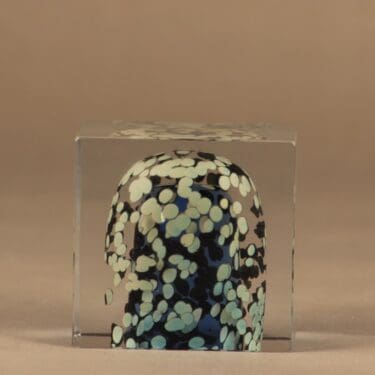 Nuutajärvi erikoiskuutio taide-esine, numeroitu, suunnittelija Oiva Toikka, numeroitu, Signeerattu Oiva Toikka Nuutajärvi 1992 210/750 Suomi 75 v Finland