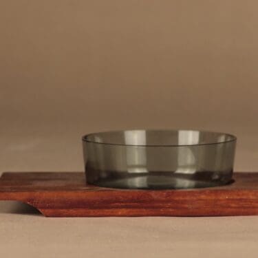 Nuutajärvi 1367 leikkeletarjotin, Teak-alustalla, suunnittelija Saara Hopea, Teak-alustalla