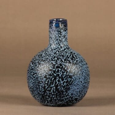 Nuutajärvi Tunturissa pullo, Kaamos, suunnittelija Oiva Toikka, Kaamos, signeerattu