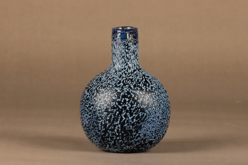 Nuutajärvi Tunturissa pullo, Kaamos, suunnittelija Oiva Toikka, Kaamos, signeerattu