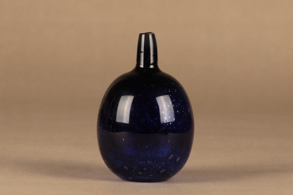 Nuutajärvi Mansikkapaikka koristepullo, tilaustyö, suunnittelija Oiva Toikka, tilaustyö, signeerattu