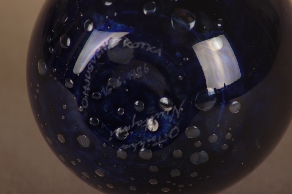 Nuutajärvi Mansikkapaikka koristepullo, tilaustyö, suunnittelija Oiva Toikka, tilaustyö, signeerattu kuva 2