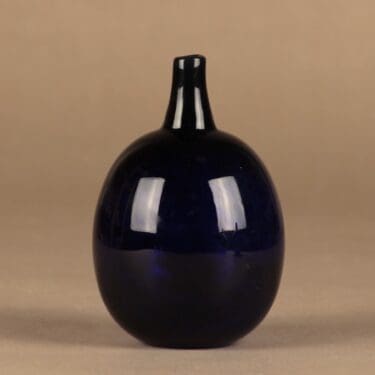 Nuutajärvi Mansikkapaikka koristepullo, tilaustyö, suunnittelija Oiva Toikka, tilaustyö, signeerattu