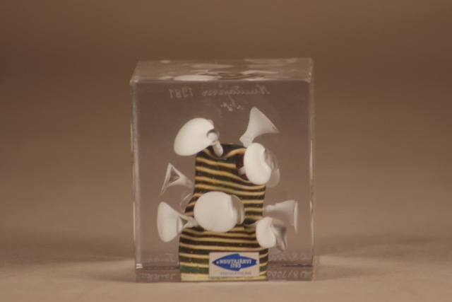 Nuutajärvi Vuosikuutio 1981 taide-esine suunnittelija Oiva Toikka 2