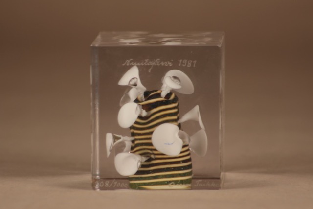 Nuutajärvi Vuosikuutio 1981 taide-esine suunnittelija Oiva Toikka 4