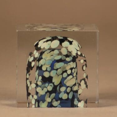 Nuutajärvi juhlakuutio, Suomen itsenäisyyden juhlakuutio, suunnittelija Oiva Toikka, Suomen itsenäisyyden juhlakuutio, signeerattu