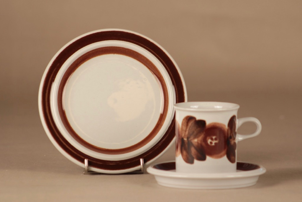 Arabia Rosmarin kahvikuppi ja lautaset(2),, suunnittelija Ulla Procope, , käsinmaalattu, signeerattu