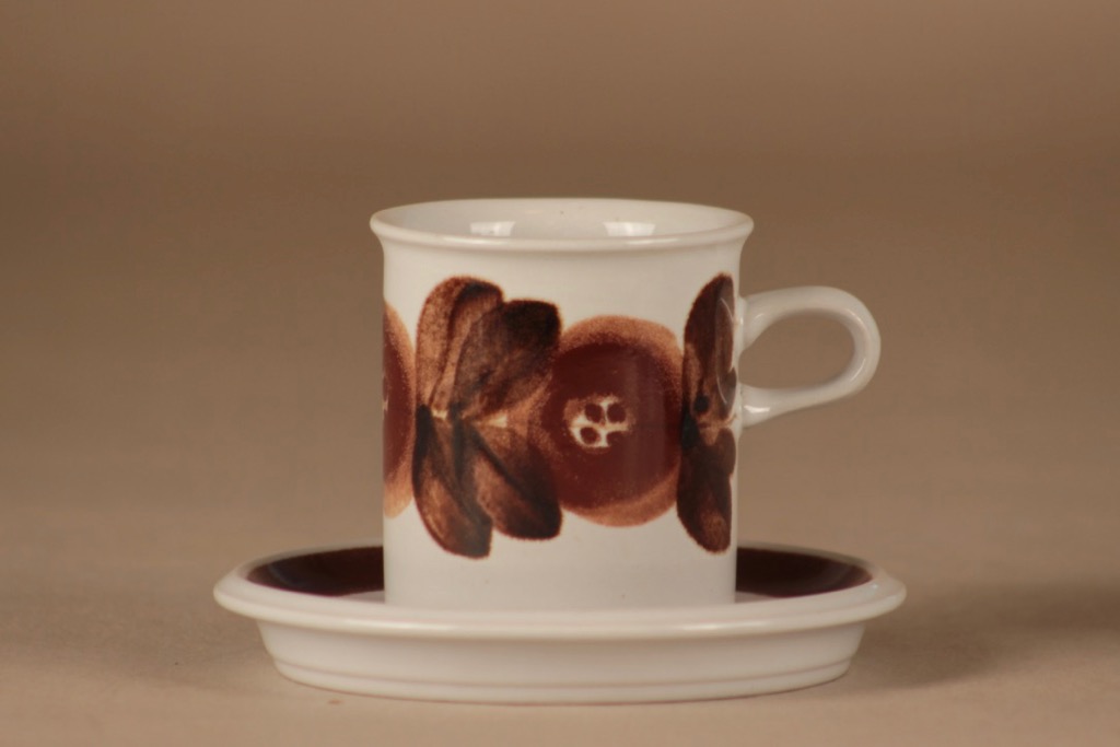 Arabia Rosmarin kahvikuppi ja lautaset(2),, suunnittelija Ulla Procope, , käsinmaalattu, signeerattu kuva 2